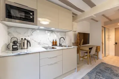 Cuisine ou kitchenette dans l'établissement Villa Caron - Studios haut de gamme hyper centre