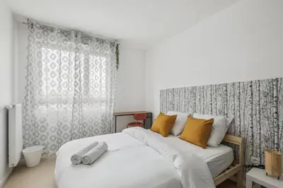 Un ou plusieurs lits dans un hébergement de l'établissement Chic and spacious apart with parking