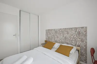 Un ou plusieurs lits dans un hébergement de l'établissement Chic and spacious apart with parking