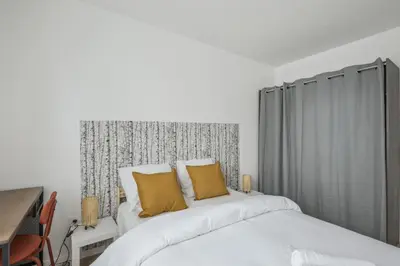 Un ou plusieurs lits dans un hébergement de l'établissement Chic and spacious apart with parking