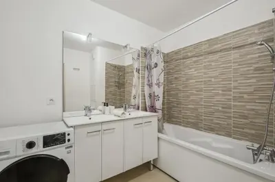 Salle de bains dans l'établissement Chic and spacious apart with parking