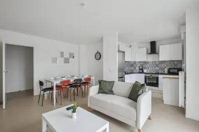 Cuisine ou kitchenette dans l'établissement Chic and spacious apart with parking