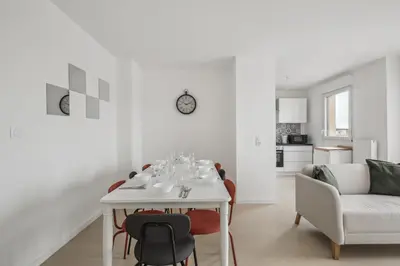 Cuisine ou kitchenette dans l'établissement Chic and spacious apart with parking