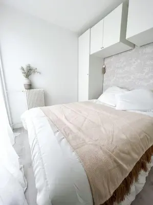 Un ou plusieurs lits dans un hébergement de l'établissement Appartement élégant-Patte d'Oie