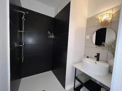 Salle de bains dans l'établissement Appartement élégant-Patte d'Oie