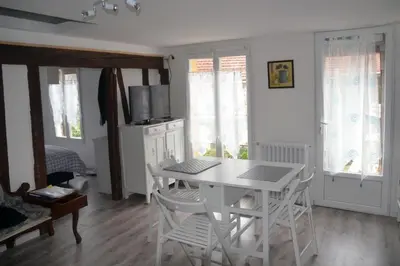 Télévision ou salle de divertissement dans l'établissement Les Agapanthes