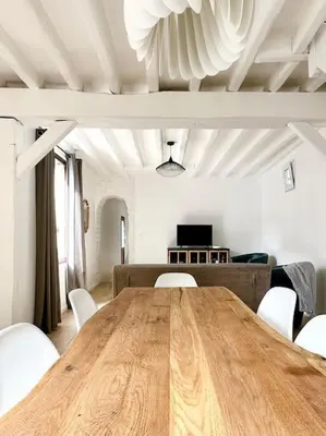 Télévision ou salle de divertissement dans l'établissement Maison de Ville Rénovée avec Charme