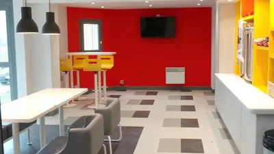 Télévision ou salle de divertissement dans l'établissement Première Classe Amiens
