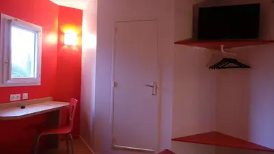 Télévision ou salle de divertissement dans l'établissement Première Classe Amiens