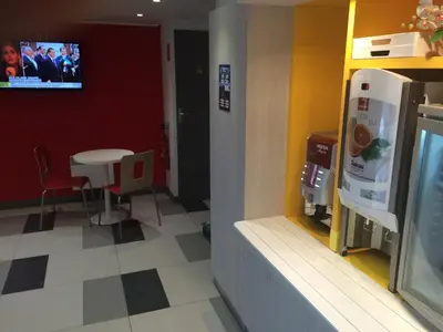 Télévision ou salle de divertissement dans l'établissement Première Classe Amiens