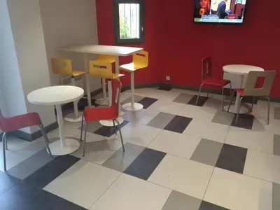 Télévision ou salle de divertissement dans l'établissement Première Classe Amiens