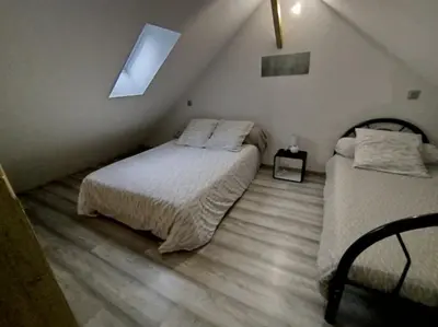 Un ou plusieurs lits dans un hébergement de l'établissement maison luxe cléo aeroport tillé 2 a 5 personnes