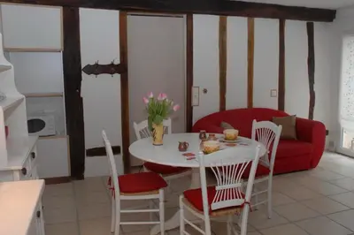 Coin salon dans l'établissement Gtes Aux Portes de lEure Les Coquelicots