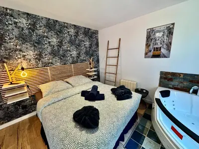 Un ou plusieurs lits dans un hébergement de l'établissement Piscine, Sauna & Balnéo au cœur de Rouen