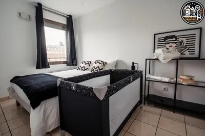 Un ou plusieurs lits dans un hébergement de l'établissement rouen gare logement avec parking