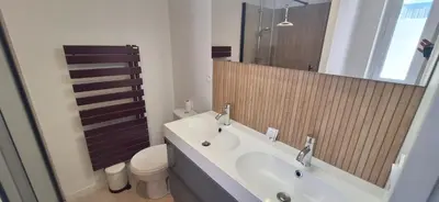 Salle de bains dans l'établissement Maison familiale avec extérieur Ménage et linges inclus