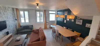 Télévision ou salle de divertissement dans l'établissement Maison familiale avec extérieur Ménage et linges inclus