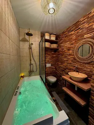 Salle de bains dans l'établissement Duplex Safari jusqu'à 4 personnes, Spa, cinéma et lit sous les arbres, day use, 10 min centre