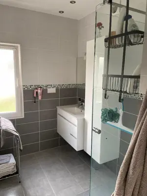 Salle de bains dans l'établissement Maison paisible avec piscine