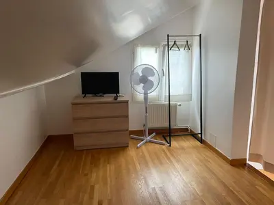 Télévision ou salle de divertissement dans l'établissement Maison paisible avec piscine