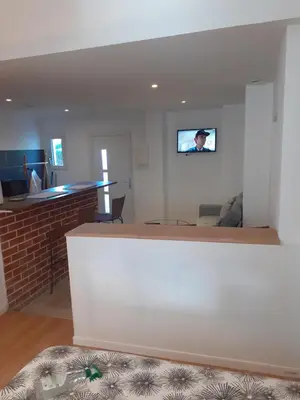 Télévision ou salle de divertissement dans l'établissement Maison Natis à 400 metres à pieds de l'aéroport