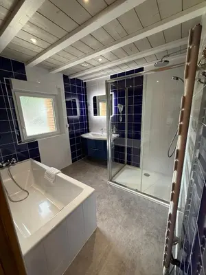Salle de bains dans l'établissement La grange des rosiers