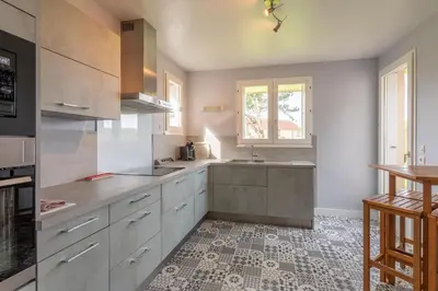 Cuisine ou kitchenette dans l'établissement Douce Écume - Maison à moins dun km de la plage