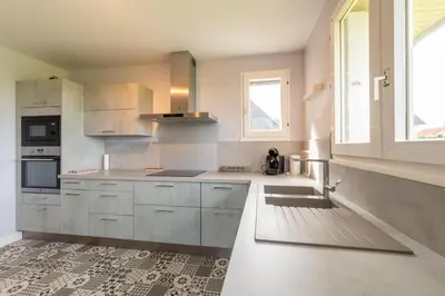 Cuisine ou kitchenette dans l'établissement Douce Écume - Maison à moins dun km de la plage