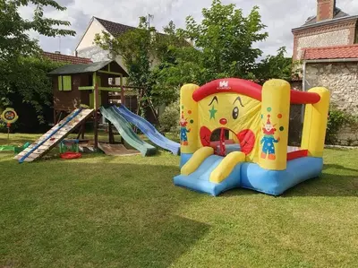 Aire de jeux pour enfants de l'établissement Charmante maison au bord des falaises
