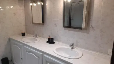 Salle de bains dans l'établissement Le Paris Normand