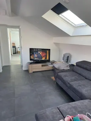 Télévision ou salle de divertissement dans l'établissement Appartement neuf 2 chambres 8 couchages - FETES INTERDITES proche sonelo
