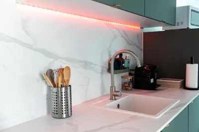 Cuisine ou kitchenette dans l'établissement La Mansarde Cauchoise - Centre ville - Au calme