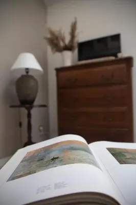 Télévision ou salle de divertissement dans l'établissement Maisonnette individuelle au coeur de Vernon