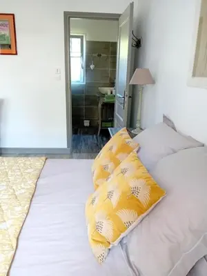 Un ou plusieurs lits dans un hébergement de l'établissement Chambre de charme