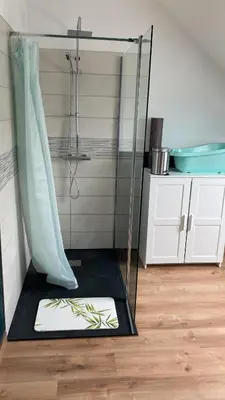 Salle de bains dans l'établissement Le Titus