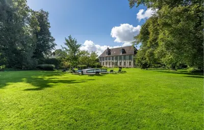 Jardin de l'établissement Magnifique Maison Avec Piscine