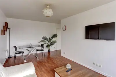 Télévision ou salle de divertissement dans l'établissement L'Abri Douillet - Mantes la jolie