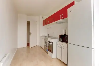 Cuisine ou kitchenette dans l'établissement L'Abri Douillet - Mantes la jolie