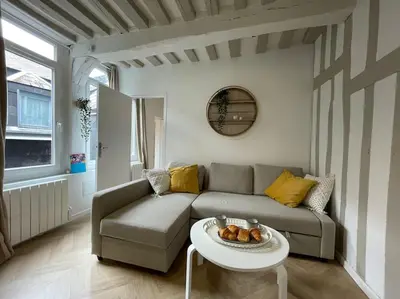 Coin salon dans l'établissement Le logis du Gros Horloge - Cosy et Douillet