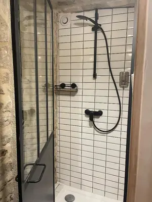Salle de bains dans l'établissement Sous la Glycine