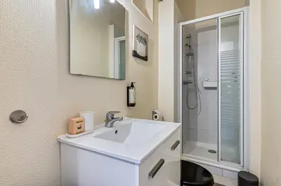 Salle de bains dans l'établissement Gary joli F2 au pied de la Gare de Rouen