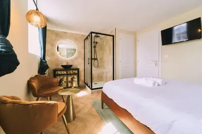 Un ou plusieurs lits dans un hébergement de l'établissement Elégante maison amiénoise - proche gare, home-cinéma, 3 chambres doubles, 1 chambre familiale avec jacuzzi privatif - La Maison Des Petits Sablon