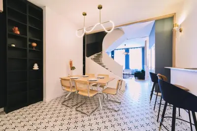 Télévision ou salle de divertissement dans l'établissement Elégante maison amiénoise - proche gare, home-cinéma, 3 chambres doubles, 1 chambre familiale avec jacuzzi privatif - La Maison Des Petits Sablon