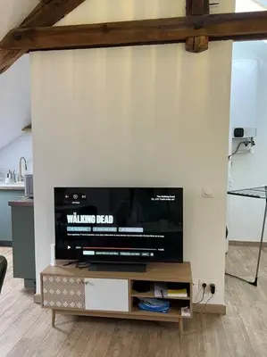 Télévision ou salle de divertissement dans l'établissement Studio confortable et fonctionnel proche gare