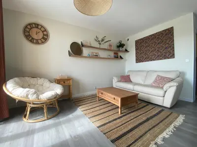 Coin salon dans l'établissement Établissement 3 étoiles avec ASCENSEUR, 3 appartements lumineux vue port avec balcon, 200m de la mer, Wifi Fibre, tous service inclus