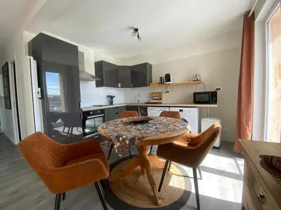 Cuisine ou kitchenette dans l'établissement Établissement 3 étoiles avec ASCENSEUR, 3 appartements lumineux vue port avec balcon, 200m de la mer, Wifi Fibre, tous service inclus
