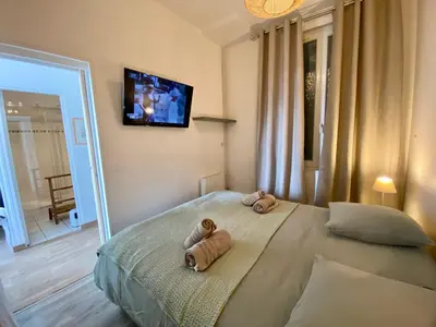 Un ou plusieurs lits dans un hébergement de l'établissement Établissement 3 étoiles avec ASCENSEUR, 3 appartements lumineux vue port avec balcon, 200m de la mer, Wifi Fibre, tous service inclus