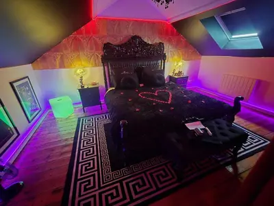 Coin salon dans l'établissement Maison équipée avec petit déjeuner gratuit - balnéo- sauna - siège massant et pièce secrète