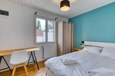 Un ou plusieurs lits dans un hébergement de l'établissement Céline - Belle Maison moderne