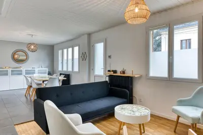Coin salon dans l'établissement Céline - Belle Maison moderne